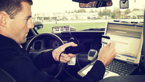 officer Ltron di scanner being used in a police cruiser